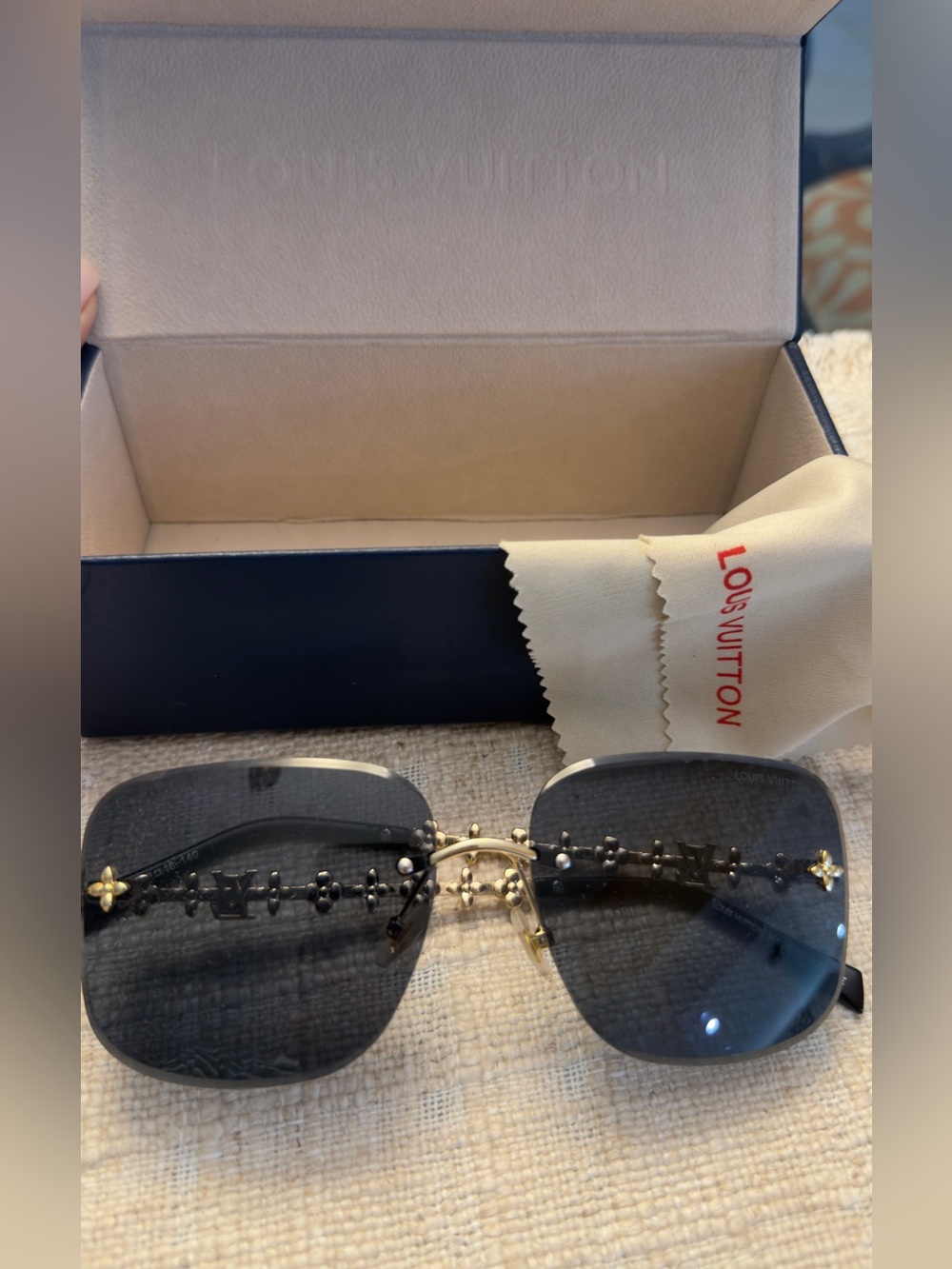 Luxury  look Black and Gold Rimless Sunglasses with Accent